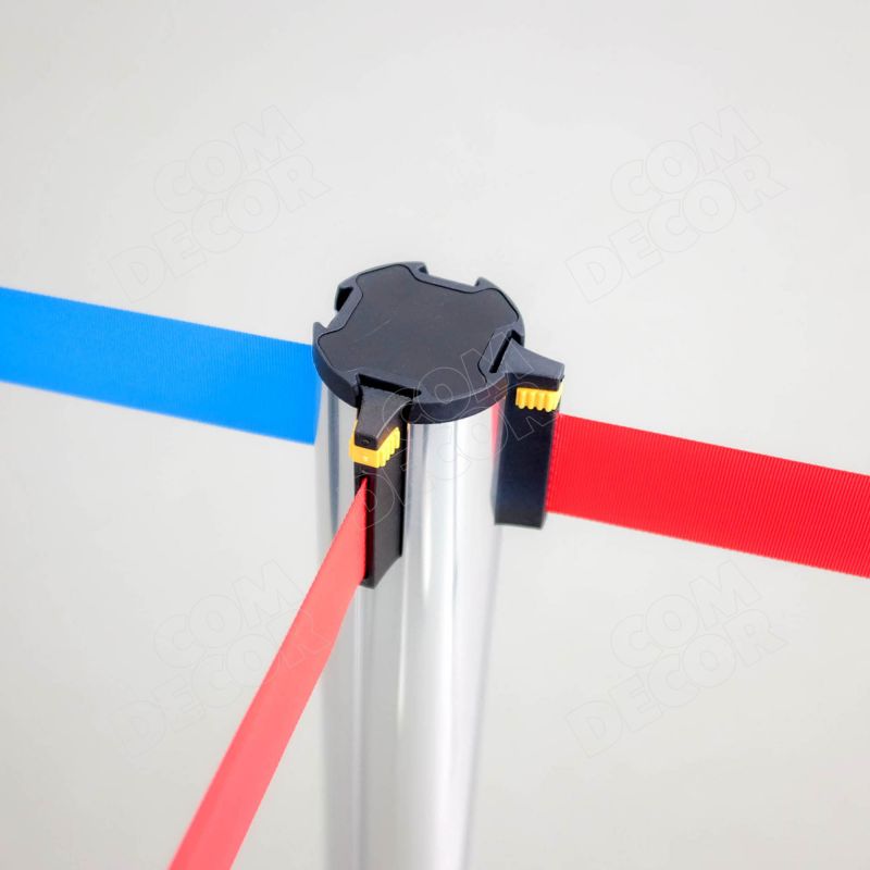 Barrier pole with retractable barrier belt